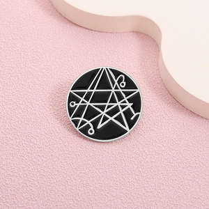 Spilla smaltata pentagramma geometrico scuro con linee mistiche su espositore chic
