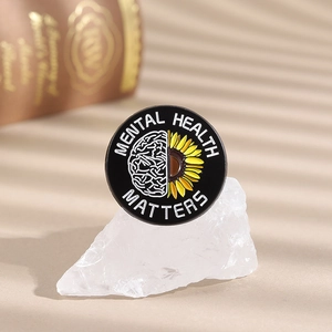 Détail du pin's émaillé Mental Health Matters avec motif de cerveau et de tournesol
