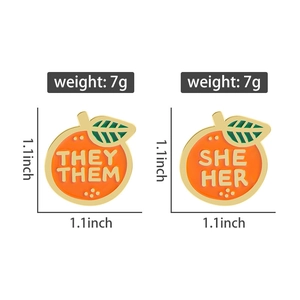 Détail des broches orange en émail indiquant la taille de 1,1 pouce et le poids de 7g