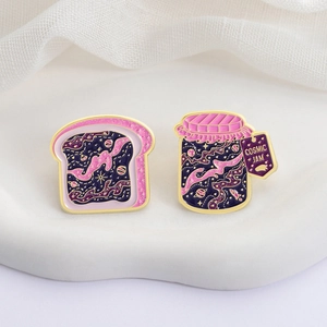 Set de pins émaillés Cosmic Jam avec toast étoilé et pot de confiture aux bords dorés