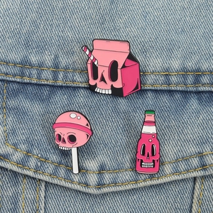 Drie punk emaille pins met schedel melkpak en frisdrank ontwerpen op spijkerstof