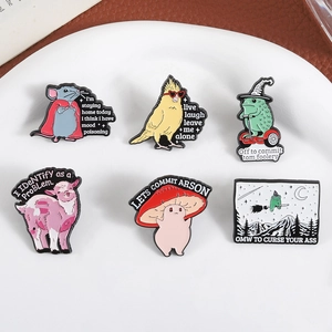 Set de pines de esmalte con ilustraciones de animales divertidos en bandeja blanca