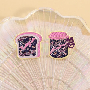 Set de pin's Cosmic Jam avec motifs galaxie et étoiles sur toast et pot de confiture
