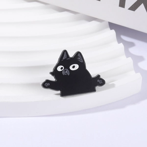 Broche en émail chat noir mignon avec yeux innocents pour sac à dos et décoration d'habits