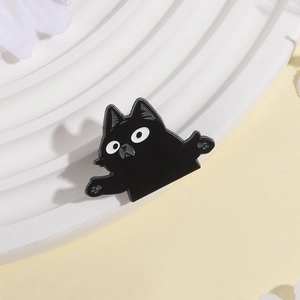 Broche en émail chat noir mignon avec expression innocente sur support moderne