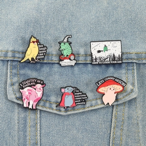 Detalle de seis pines de esmalte de dibujos animados con animales y setas en tela vaquera