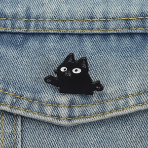 Insigne de chat en émail noir sur poche de veste en jean pour un accessoire stylé