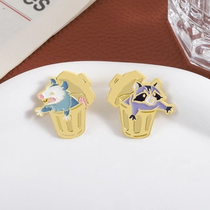 Divertidos broches de esmalte con mapache y zarigüeya en cubo de basura amarillo
