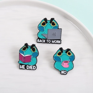 Trois pin's grenouille bleue amusants avec citations Back to Work sur plateau blanc