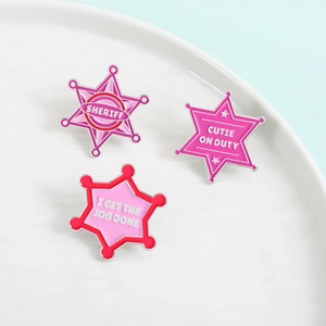 Détails des badges de shérif roses en forme d'étoile avec gravures amusantes sur plateau
