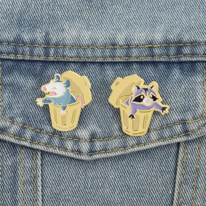 Set de pines de esmalte divertidos de mapache y zarigüeya en chaqueta denim