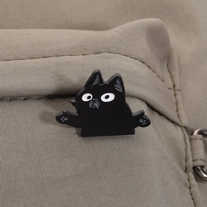 Épingle en émail chat noir rigolo avec expression surprise sur sac en toile