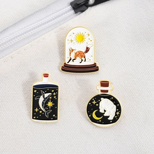 Set di 3 spille in smalto con animali del cielo stellato: volpe, balena e orso polare