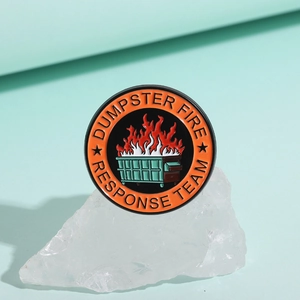 Vue détaillée du badge émaillé rond Dumpster Fire Response Team sur un cristal blanc pur