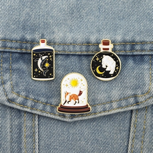 Set di spille in smalto con animali del cielo stellato balena orso e volpe su denim