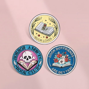 Spilla in Smalto a Tema Lettura Cartoon Spilla Tonda in Lega di Zinco Badge Book Lover Horror Club per Zaino Vestiti Gioielli