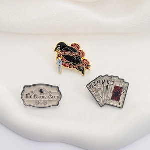 Set di 3 spillette in smalto Six of Crows con corvo, rosa e carte da gioco nero
