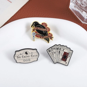 Set di spille gotiche in smalto con corvo, rose e carte da gioco in metallo