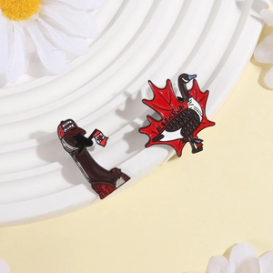 Pins émaillés humoristiques en forme d'oie de dessin animé avec feuille d'érable