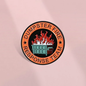 Pin's Émaillé Dumpster Fire Response Team Créatif Dessin Animé Rond Alliage de Zinc Badge Pour Sac à Dos Veste
