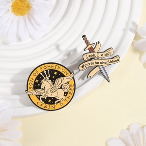 Detalle de pines metálicos de Percy Jackson con emblema de Pegaso y espada sobre blanco