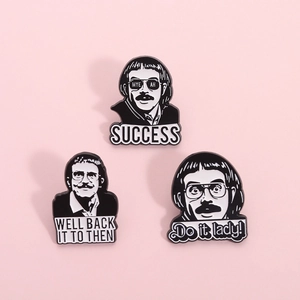 Lot de trois pin's en émail noir et blanc avec motifs d'hommes barbus et slogans de succès