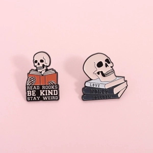 Badge Broche Émail Drôle Crâne Livre Alliage Squelette Lecture Stay Weird Love Money Freedom Bijoux Cadeau Sac Vêtement