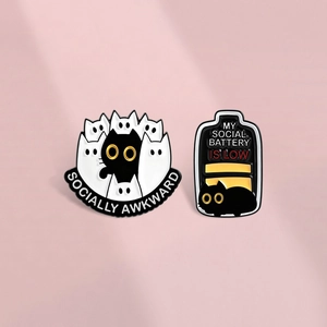 Broche en Émail Chat Dessin Animé My Social Battery Is Low Socially Awkward Badge en Alliage de Zinc pour Sac à Dos