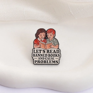 Emaille-Anstecknadel mit lesenden Kindern und Let's Read Banned Books Slogan auf Weiß