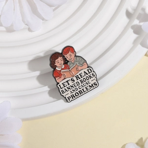 Retro-Emaille-Brosche mit lesenden Kindern und Let's Read Banned Books Slogan