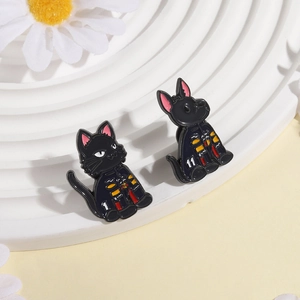 Dunkles Emaille-Pins-Set mit Cartoon-Katze und Hund in coolen Bikerjacken mit Nummern