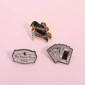 Spilla in Smalto Six Of Crows Crow Club Spille Gotico Corvo Rosa Carte da Poker Distintivo in Metallo per Zaino Gioielli
