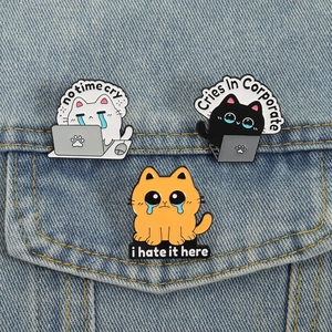 Set aus 3 Cartoon Emaille-Pins mit weinenden Katzen und lustigen Büro-Sprüchen