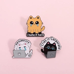 Broche Pin's en Émail Chat de Bureau Triste Alliage de Zinc Chat qui Pleure Humour Travail Bijoux Cadeau Pour Femmes Hommes
