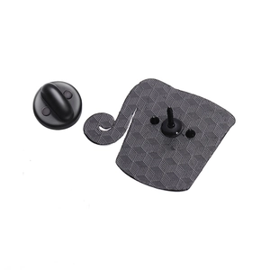 Arrière du pin's animal avec fermoir noir et base métallique à texture géométrique