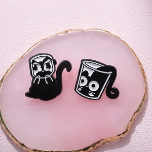 Set de broches en émail chat noir créatif dans une tasse sur plateau rose décoré