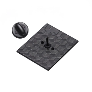 Support de broche carré noir avec texture géométrique et fermoir en caoutchouc