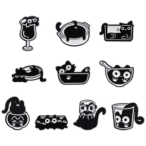 Dessin Animé Noir Blanc Chat Liquide Épinglette En Émail Créatif Animaux Dans Des Tasses Broches En Émail Pour Sac À Dos Vêtements Bijoux Cadeau
