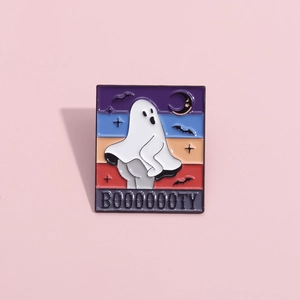 Détail du pin's émaillé fantôme créatif avec texte BOOOOOOTY et graphismes d'Halloween