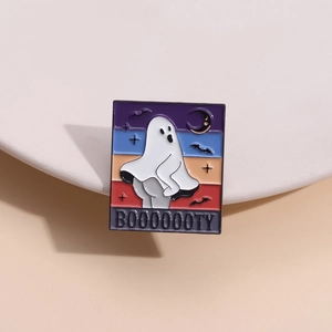 Épinglette fantaisie en émail avec fantôme et rayures colorées pour look Halloween