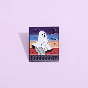 Pin's fantôme d'Halloween avec yeux en cœur et texte BOOOOOOOTY sur rayures colorées