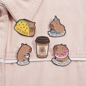 Lot de 5 pin's en émail capybara avec thèmes culinaires sur denim rose