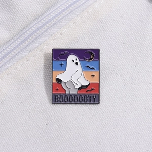 Broche fantôme carrée en émail avec fond coloré et texte amusant BOOOOOOTY gravé