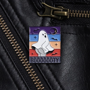 Détail du pin's fantôme Halloween avec texte BOOOOOOTY sur une veste en cuir