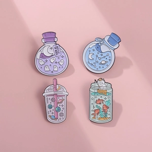 Quatre pins émaillés avec flacon fantôme, bouteille étoilée, thé lacté spatial et chat pêcheur