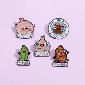 Kreatives Cartoon-Emaille-Pin-Set mit Knoblauch- und Kürbis-Designs auf lila Grund