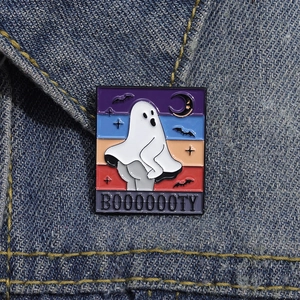 Pin's fantôme d'Halloween avec yeux en cœur et design booty sur fond denim