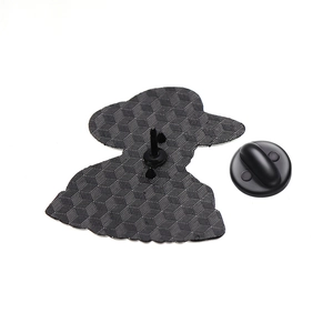 Dos de pin's en émail noir avec texture géométrique et fermoir en caoutchouc robuste