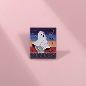 Insigne d'Halloween amusant en émail avec fantôme et texte BOOOOOOTY coloré