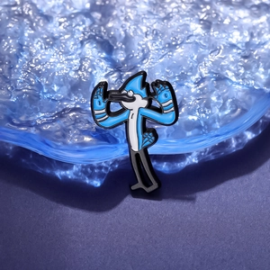 Spilla smaltata Mordecai uccello blu di Regular Show su vetro blu testurizzato